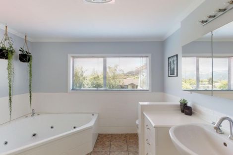 Photo of property in 77 Sunbrae Drive, Silverstream, Upper Hutt, 5019