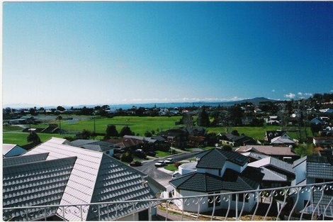 Photo of property in 28 Ronald Macken Place, Windsor Park, Auckland, 0632