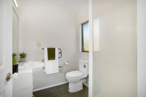 Photo of property in 1/4 De Havilland Drive, Goodwood Heights, Auckland, 2105