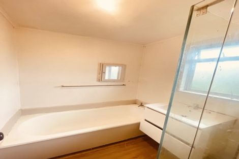 Photo of property in 28 Maui Pomare Street, Blockhouse Bay, Auckland, 0600