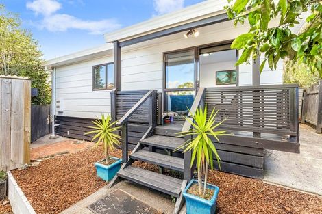 Photo of property in 1/6 Peterhouse Place, West Harbour, Auckland, 0618