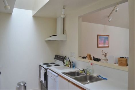 Photo of property in 14 Lawson Place, Mount Victoria, Wellington, 6011