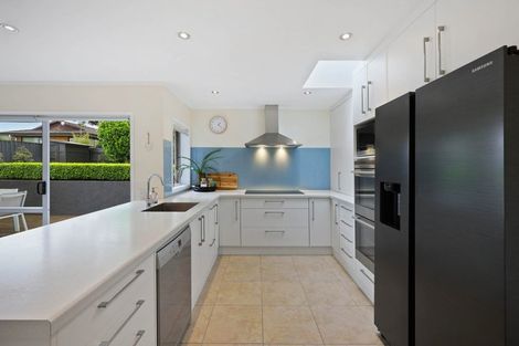 Photo of property in 6 Camira Place, Botany Downs, Auckland, 2010