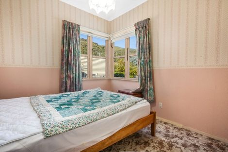 Photo of property in 1 Pukatea Street, Eastbourne, Lower Hutt, 5013