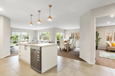 Photo of property in 31a Cliff View Drive, Green Bay, Auckland, 0604