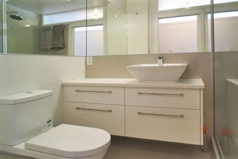 Photo of property in 3/2 Oriental Terrace, Mount Victoria, Wellington, 6011