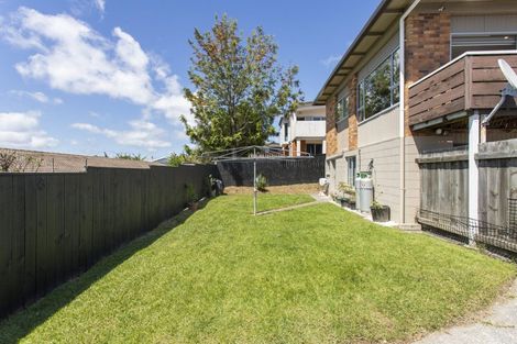 Photo of property in 2/39 Te Atatu Road, Te Atatu South, Auckland, 0610