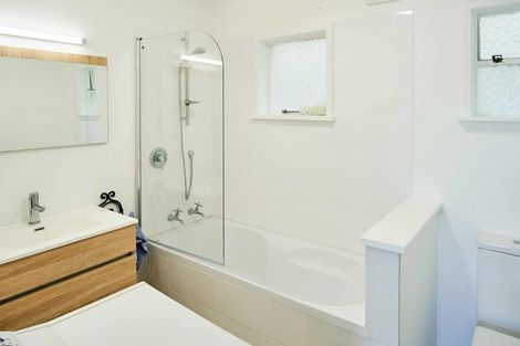 Photo of property in 8a Nikau Road, Point Howard, Lower Hutt, 5013