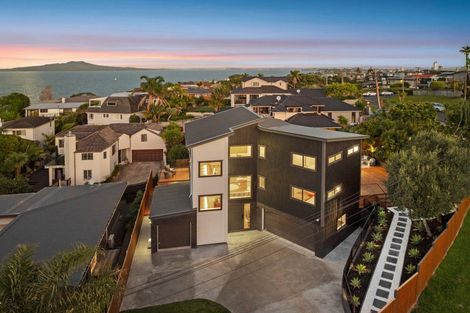 Photo of property in 2/21 Eastcliffe Road, Castor Bay, Auckland, 0620