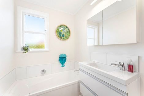 Photo of property in 32 Heretaunga Square, Silverstream, Upper Hutt, 5019