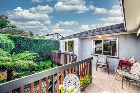 Photo of property in 2/114 Bradbury Road, Botany Downs, Auckland, 2010