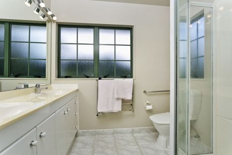 Photo of property in 26 Lorikeet Place, Unsworth Heights, Auckland, 0632