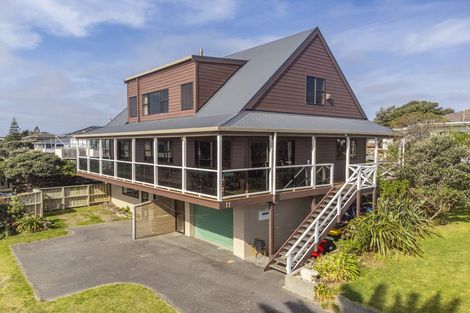 Photo of property in 11 Waiheke Street, Waikanae Beach, Waikanae, 5036