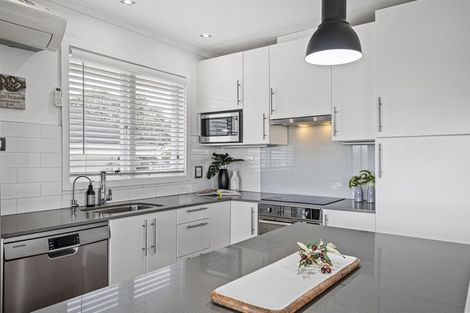 Photo of property in 4/37 Onewa Road, Northcote, Auckland, 0627