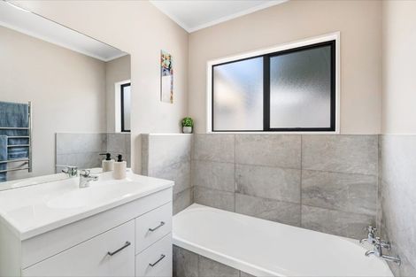 Photo of property in 2/10 Sevilla Place, Unsworth Heights, Auckland, 0632