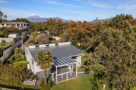Photo of property in 24a Saint Ives Grove, Whalers Gate, New Plymouth, 4310