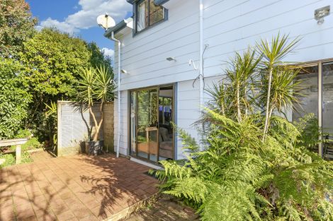 Photo of property in 2/31 Challen Close, Conifer Grove, Takanini, 2112