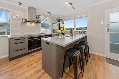 Photo of property in 100 Lantana Road, Green Bay, Auckland, 0604