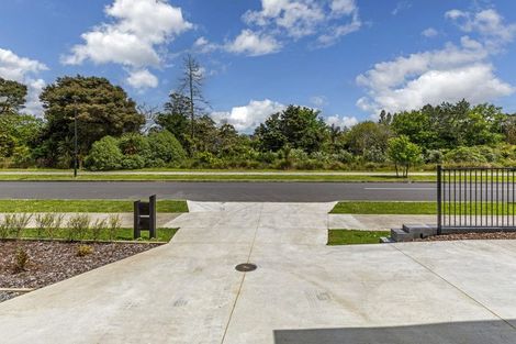 Photo of property in 11 Mcindoe Road, Kumeu, 0810