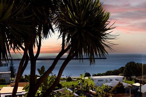 Photo of property in 22 Bayly Road, Moturoa, New Plymouth, 4310