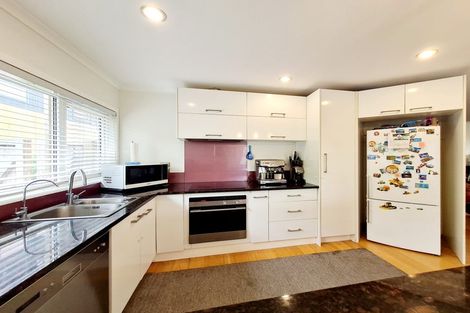Photo of property in 31 Mandeville Place, Unsworth Heights, Auckland, 0632