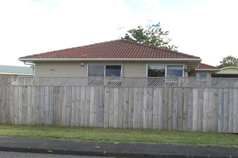 Photo of property in 6 Kaumatua Place, Te Atatu Peninsula, Auckland, 0610