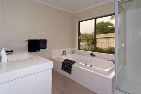 Photo of property in 13 La Roche Place, Northcote, Auckland, 0627