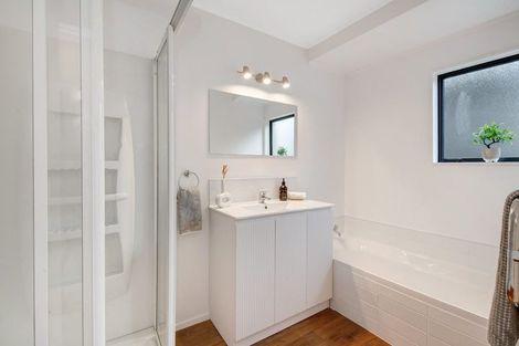 Photo of property in 2/14 Valecrest Place, Bayview, Auckland, 0629