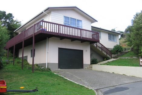 Photo of property in 17 Bloomsbury Grove, Newlands, Wellington, 6037