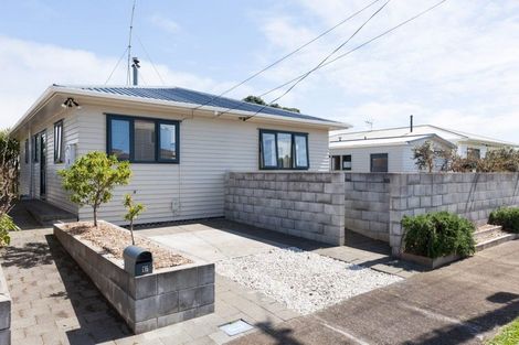 Photo of property in 17 York Crescent, Westown, New Plymouth, 4310