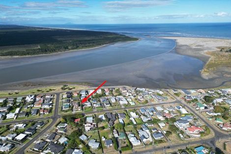 Photo of property in 22 Shortt Street, Foxton Beach, Foxton, 4815