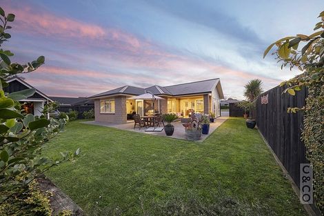 Photo of property in 8 Larmer Drive, Kumeu, 0810