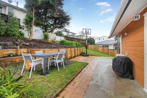 Photo of property in 1/6 Sovereign Place, Glenfield, Auckland, 0629