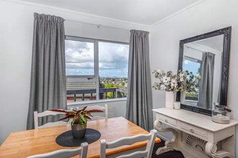 Photo of property in 127 Sunset Road, Totara Vale, Auckland, 0632