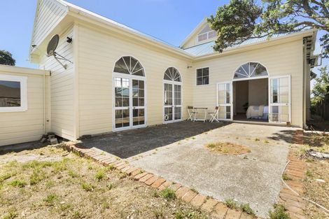 Photo of property in 154 Kelburn Parade, Kelburn, Wellington, 6012