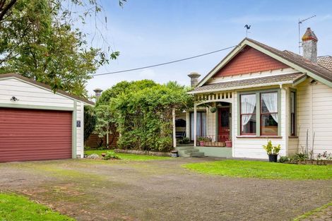 Photo of property in 237 South Road, Hawera, 4610