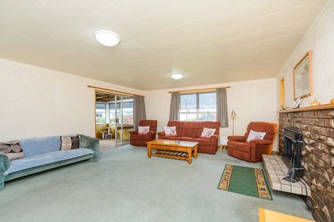 Photo of property in 10 Forbes Place, Kelvin Grove, Palmerston North, 4414