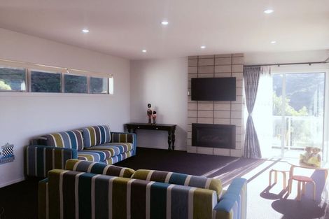 Photo of property in 11 Bendigo Grove, Newlands, Wellington, 6037