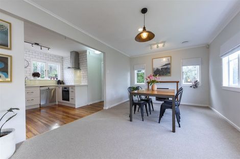 Photo of property in 5 Grovelands Way, Titirangi, Auckland, 0604