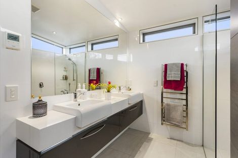 Photo of property in 4a Beach Road, Castor Bay, Auckland, 0620