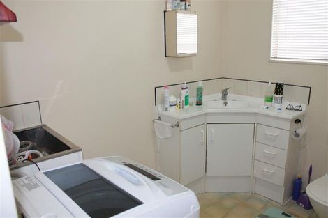 Photo of property in 28 Gibbons Road, Weymouth, Auckland, 2103