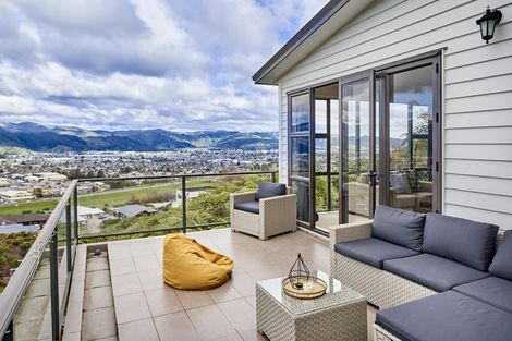 Photo of property in 15 Swain Grove, Riverstone Terraces, Upper Hutt, 5018