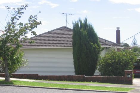 Photo of property in 45 Raleigh Road, Northcote, Auckland, 0627