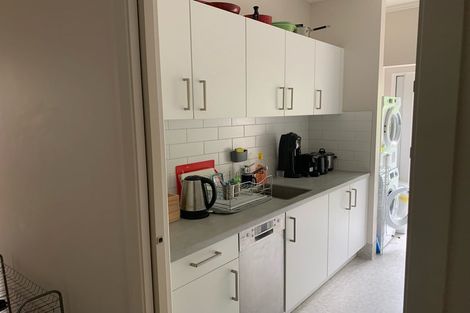 Photo of property in Fountain Court, 1/48c Oriental Parade, Oriental Bay, Wellington, 6011