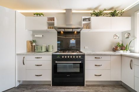 Photo of property in 32 King Charles Drive, Kingsley Heights, Upper Hutt, 5018