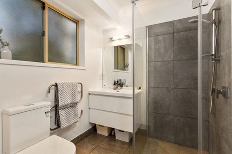 Photo of property in 14 Stonedge Lane, Rosedale, Auckland, 0632