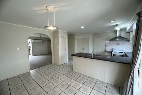 Photo of property in 10 Jillteresa Crescent, Half Moon Bay, Auckland, 2012