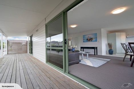 Photo of property in 17a Enderby Drive, Te Atatu Peninsula, Auckland, 0610