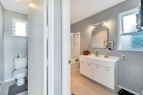 Photo of property in 2 Karo Place, Glendene, Auckland, 0602