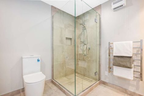 Photo of property in 2/7 Grays Road, Plimmerton, Porirua, 5026